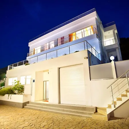 Luxury With A Swimming Pool - 8922 *