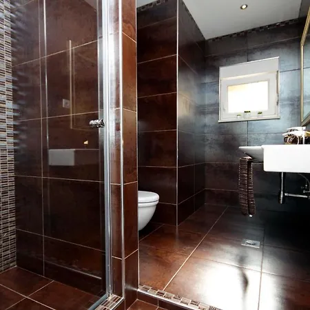 Luxury Villa With A Swimming Pool Vis - 8922 *