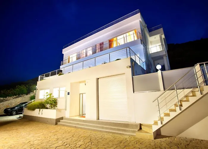 Luxury Villa With A Swimming Pool Vis - 8922 *