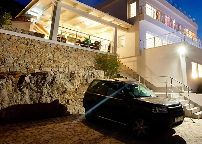 Villa Luxury Villa With A Swimming Pool Vis - 8922 Vis