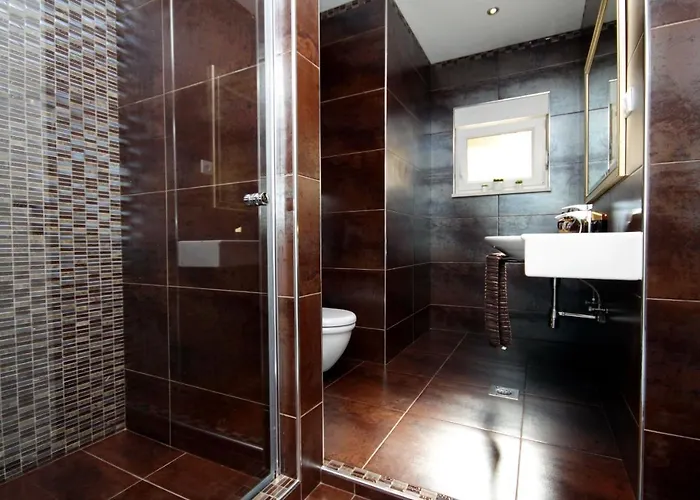 Luxury Villa With A Swimming Pool Vis - 8922 *