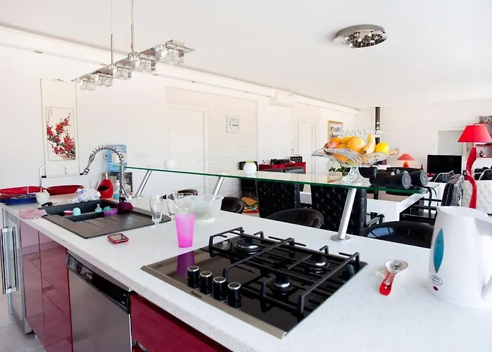 Luxury Villa With A Swimming Pool Vis - 8922 *