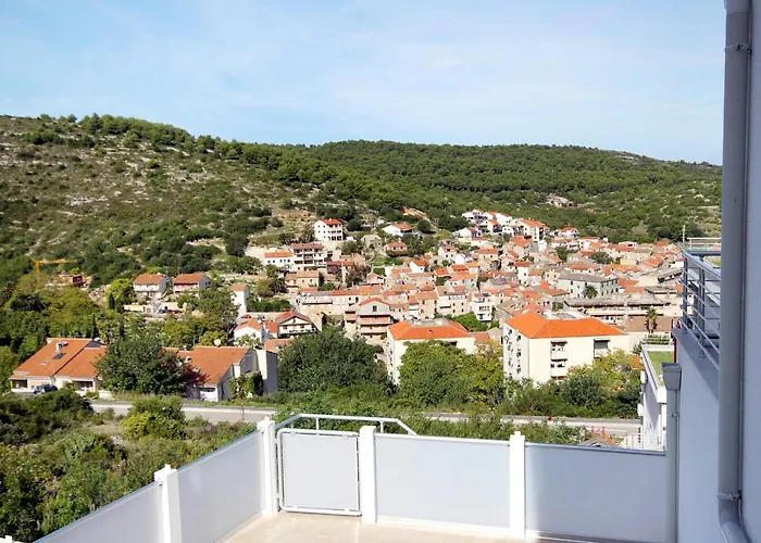 Luxury Villa With A Swimming Pool Vis - 8922